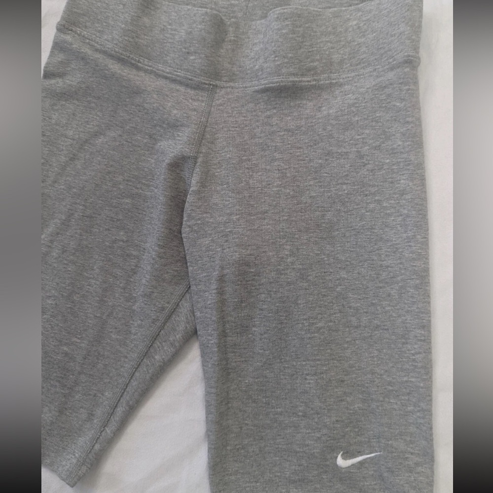 Nike Tight fit Mid rise Short length Women's Heather Gray Biker Shorts Size S - Picture 3 of 11
